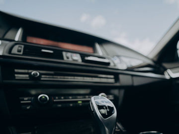 Grooming on the Go: A Compact Essential for the Business Driver